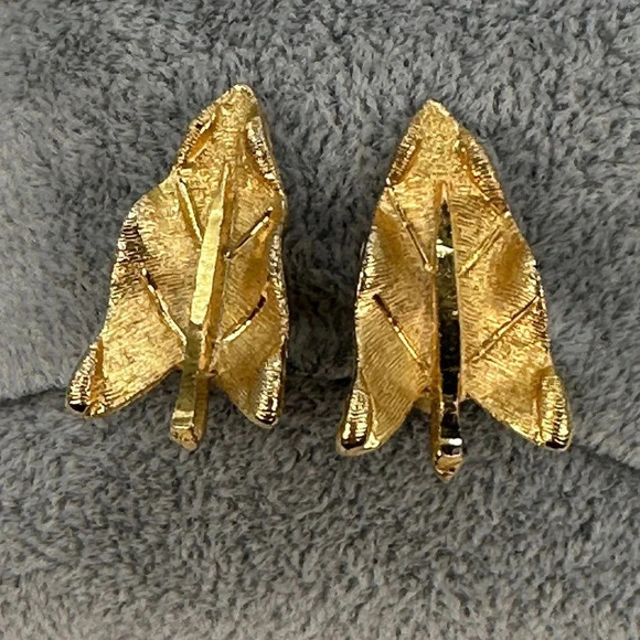 Vintage BSK Leaf Clip Back Earrings Signed Diamond Cut  Gold-tone Estate - Picture 3 of 8